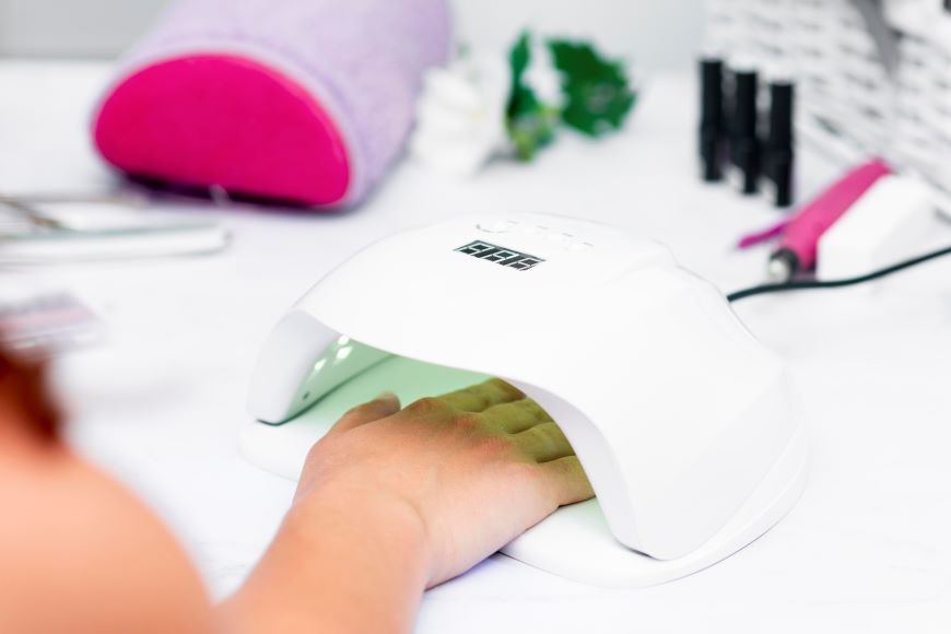 Lampy UV/LED do manicure hybrydowego – na co zwrócić uwagę przy zakupie?